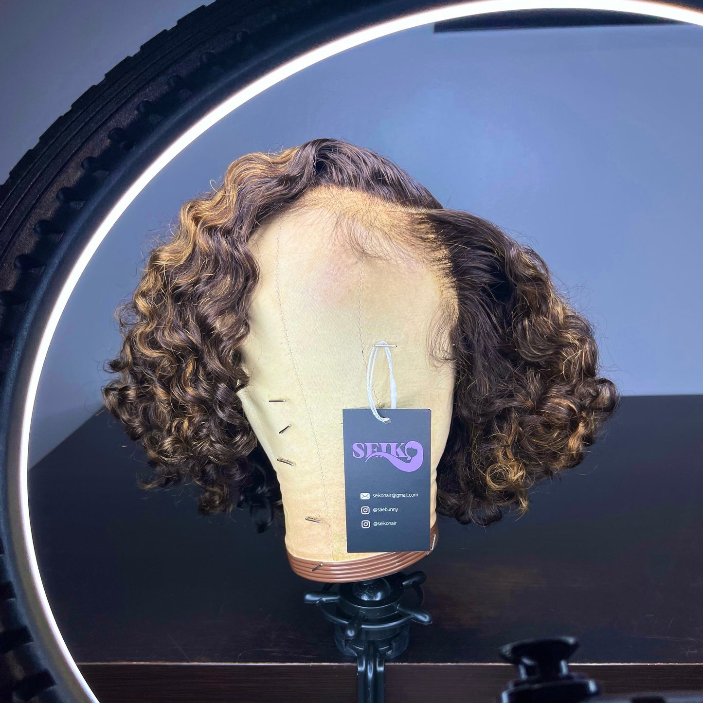 HIGHLIGHTED GLUELESS CURLY BOB WIG